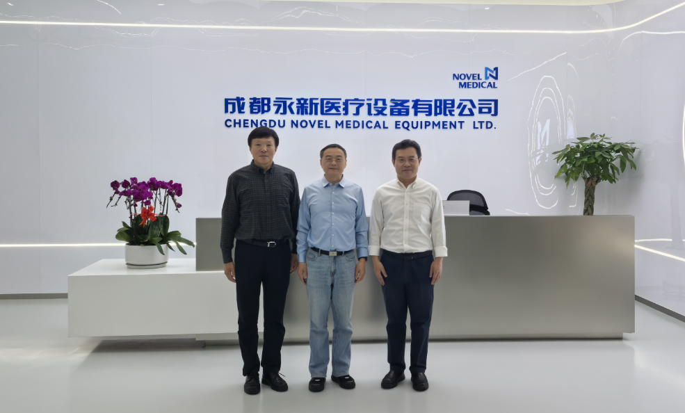 1745571709636671.png 黃鋼會(huì)長(zhǎng)、李亞明理事長(zhǎng)參觀永新醫(yī)療.png